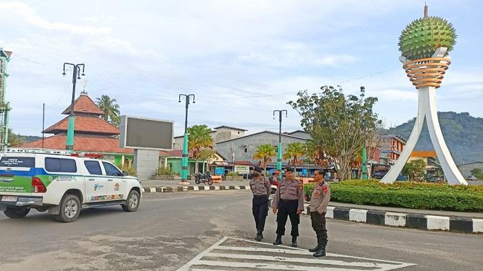 Kegiatan-Strong-Point-pagi-oleh-personel-Polres-Kayong-Utara-di-area-tugu-durian-Kecamatan.jpg