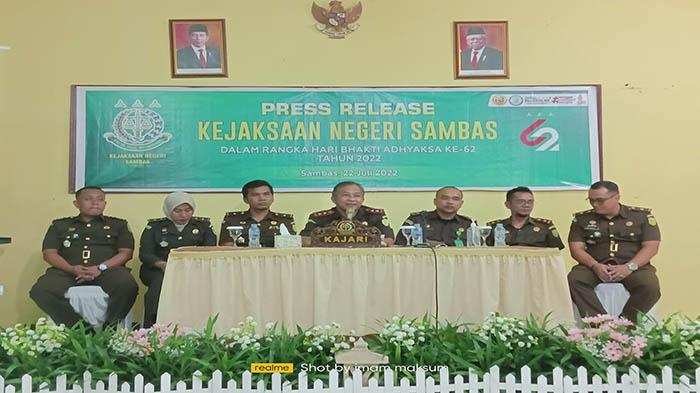 Kejari-Sambas-saat-melakukan-press-release-di-Aula-Kantor-Kejari.jpg