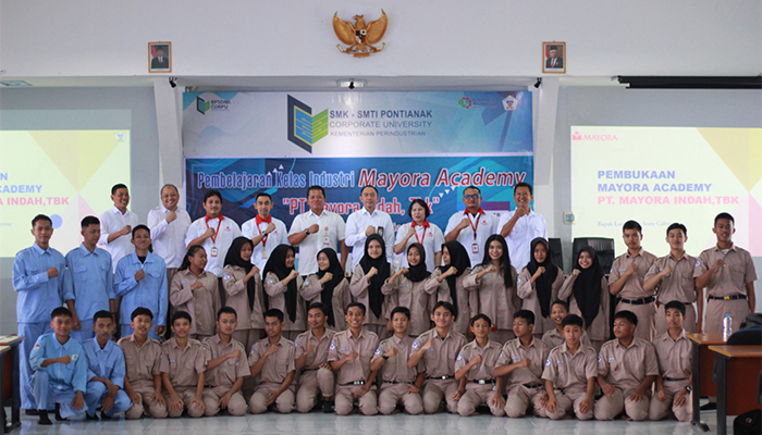 Kelas-industri-Mayora-Academy-bagi-siswa-kelas-X-SMK-SMTI-Pontianak-12.jpg
