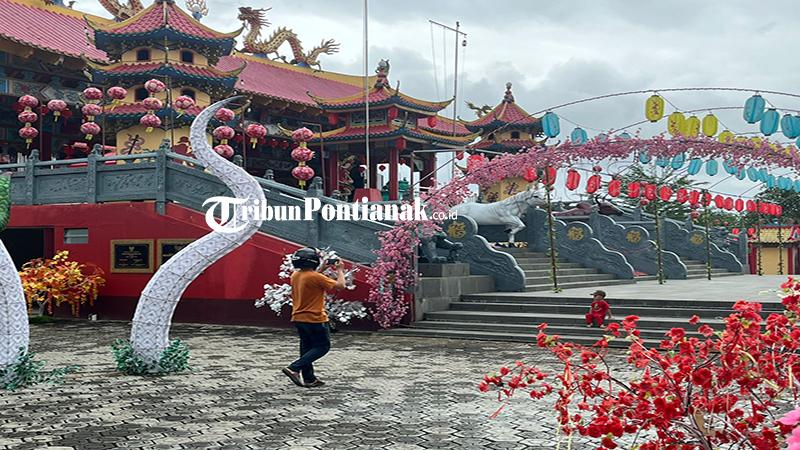 Ornamen Lampion Pernak Pernik Imlek Hiasi Kelenteng Sam Bong Dja Sambas