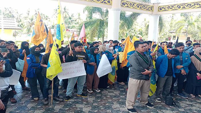 Kelompok Organisasi Cipayung Mempawah Gelar Aksi Damai Tolak Kenaikan BBM di Kantor DPRD