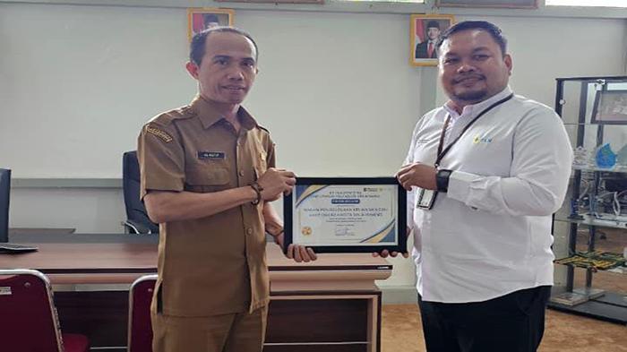 Kepala-BPKAD-Pemkot-Singkawang-Alhatip-menerima-Piagam-Penghargaan-Tertib.jpg