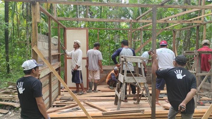 Kepdes Segedong Sambas Bantu Bedah Rumah Nenek Sebatang Kara yang Tinggal di Gubuk di Limau Manis