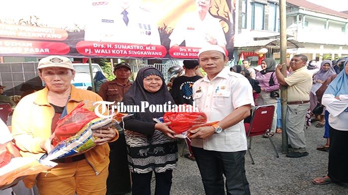 Disperindagkop dan UKM Singkawang Distribusikan 3.300 Paket Sembako Pada Operasi Pasar Tahap VI