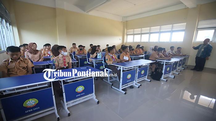 Kepala-Sekolah-SMPN-8-Pontianak-Sunarto345rew.jpg
