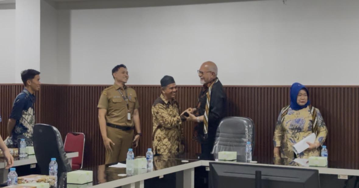 Kepsek-SMAN-1-Sambas-saatKetua-Badan-Sosialisasi-MPR-RI-Abraham-Liyanto.jpg
