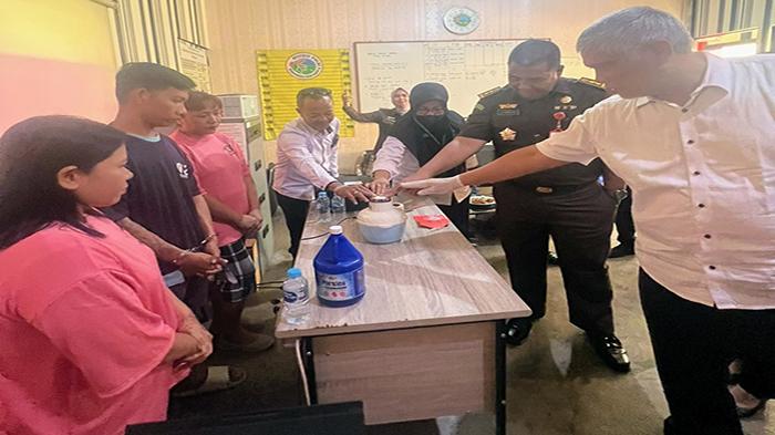 Tiga Tersangka Saksikan Pemusnahan Barang Bukti Sabu Oleh Ditresnarkoba Polda Kalbar