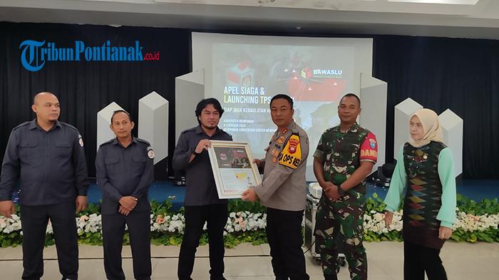 Ketua-Bawaslu-Mempawah-Fero-Yudo-Maulana-335.jpg