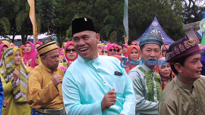 Ketua-DPRD-Kota-Pontianak-Satarudin-tari-jepin-massal-pejabat-daerah-lainnya.jpg