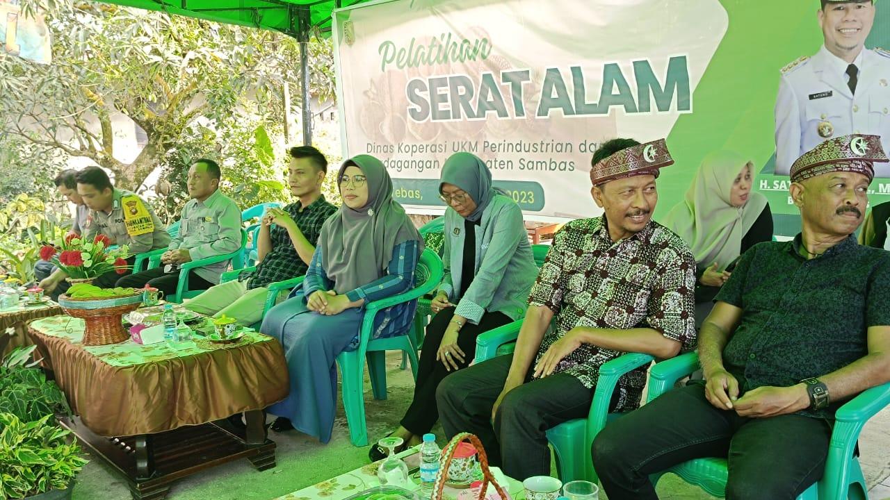 Diskumindag Sambas Gandeng PKK Desa Sempalai Gelar Pelatihan Serat Alam