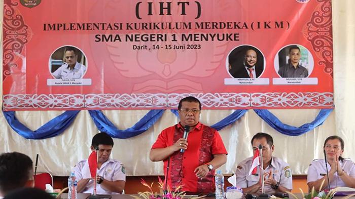 Heri Saman Dukung Penuh Kegiatan IHT Implementasi Kurikulum Merdeka di SMAN 01 Menyuke