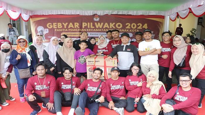 Ketua-KPU-Kota-Pontianak-menyerahkan-hadiah-kepada-pemenang.jpg