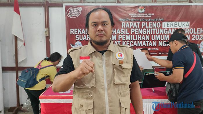Ketua-Panwaslu-Ngabang-Frans-Yodian-saat-akan-mengawasi-jalannya-Pleno.jpg