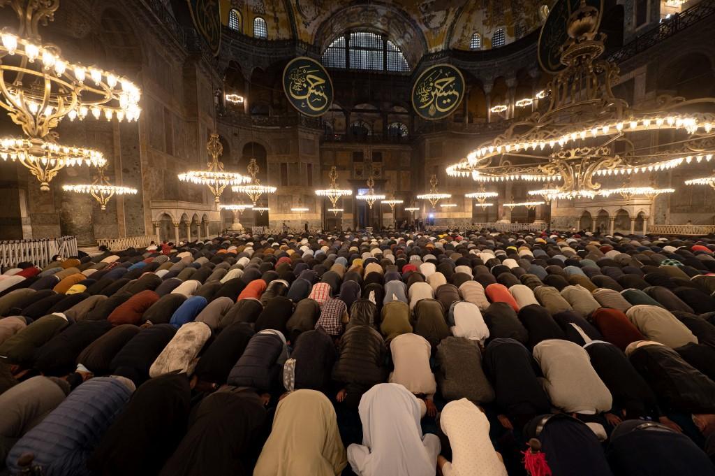 Keutamaan-Sholat-Tarawih-Hari-ke-5-di-Bulan-Puasa-Ramadhan-Lengkap-Bacaan-Niat-Tarawih-Arab-Latin.jpg
