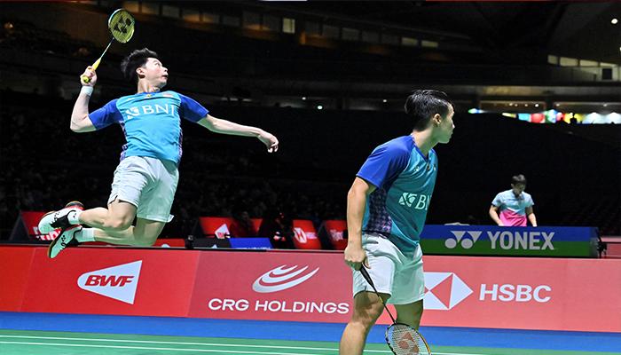 Kevin-Sanjaya-Sukamuljo-kiri-melakukan-smash-saat-pasangannya-Marcus-Fernaldi-Gideon.jpg