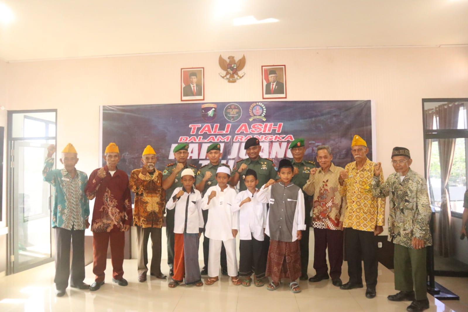 Sambut Hari Juang TNI AD ke-78, Kodim Mempawah dan Jajaran TNI AD Gelar Baksos Pemberian Tali Asih