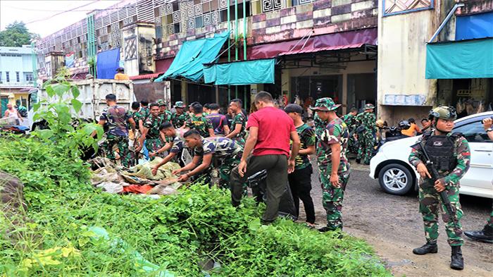 Kodim Sintang Gelar Karya Bakti Bersihkan Kawasan Pasar Inpres untuk Cegah DBD