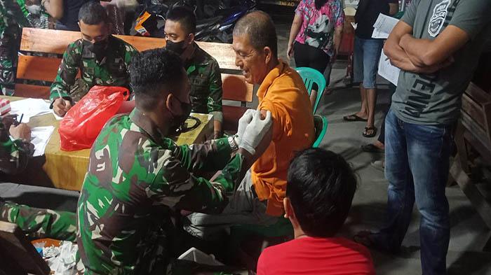 Tim Vaksinator Mobile Kodim 1208 Sambas Sasar Masyarakat Pasar Melayu Sambas