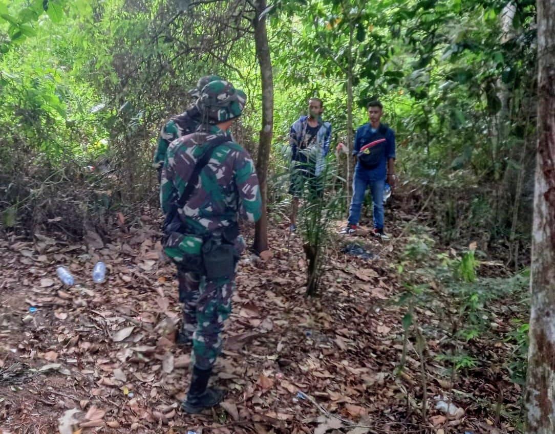 Anggota Satgas Pos Koki Sajingan Amankan 2 Warga Sambas Pelintas Batas Ilegal