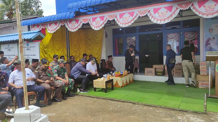 Dandim 1208/Sambas Dampingi Gubernur Kalbar Serahkan Sembako Korban Banjir