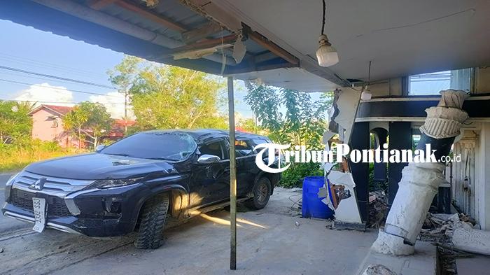 Kondisi-Mobil-Mewah-dan-bangunan-Toko-Mandalika-pasca-terjadiny234wer.jpg