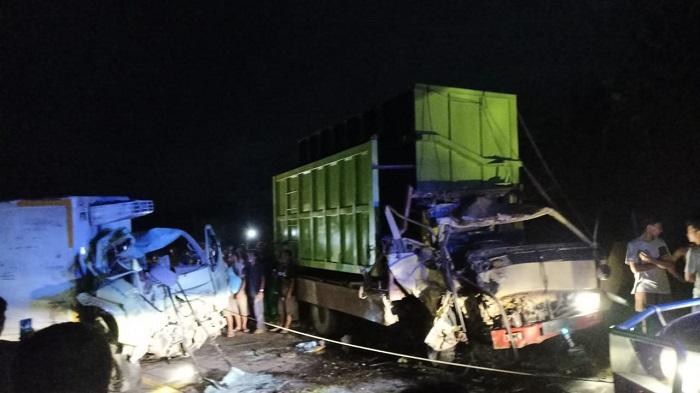 Kondisi-dua-truk-yang-terlibat-kecelakaan-terlihat-rusak-parah-di-Jalan-Trans-Kalimantan.jpg