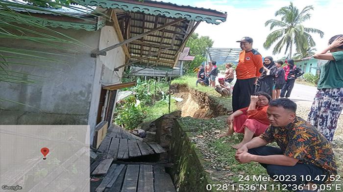 Kondisi-tanah-longsor-yang-membuat-rumah-ikut5r34r.jpg