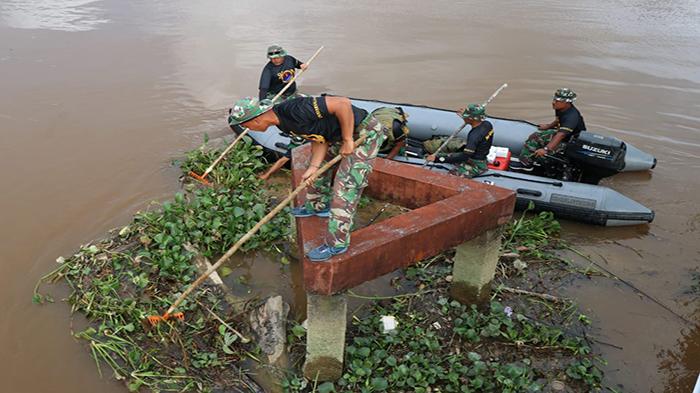 Koramil 1201-03/Mempawah Hilir Gelar Karya Bakti Bersih Lingkungan, Cegah Banjir dan Penyakit DBD