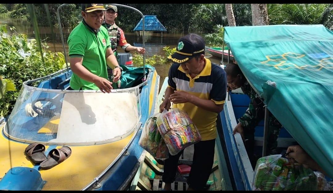 Dua Dusun Terendam Banjir di Desa Sepantai Sambas, Forkopimcam Salurkan Bantuan Mie Instan