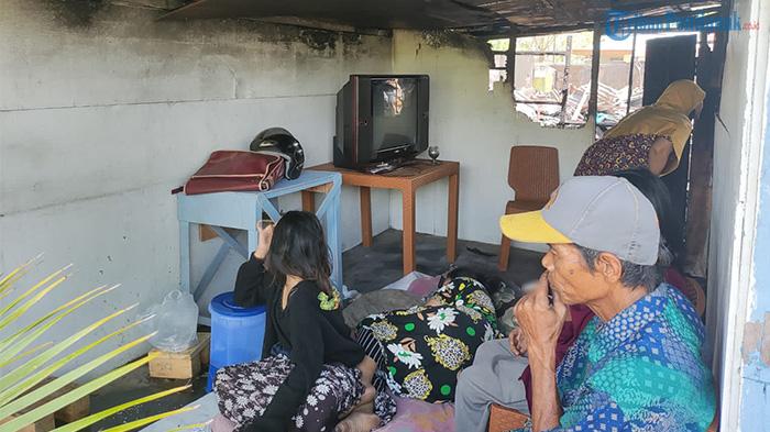 Korban-kebakaran-di-BLKI-Pontianak-Linda-bersama-anaknya-Cheril-beristirahat-di-sisa-puing.jpg