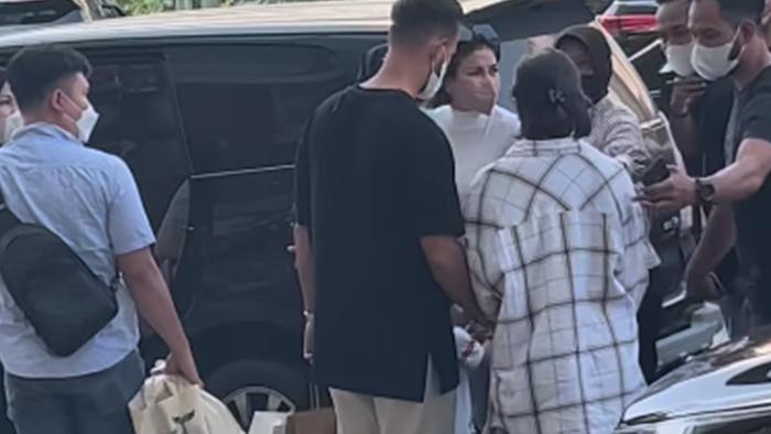 Kronologi-Nikita-Mirzani-Dijemput-Paksa-Polisi-di-Senayan-City-dan-Dugaan-Kasus-yang-Mejeratnya.jpg