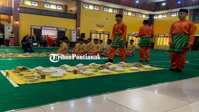 SMPN 5 Pontianak Ceritakan Tantangan Ikut Lomba Saprahan Melayu
