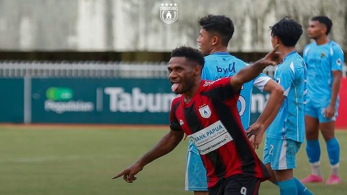 Laga-sengit-antara-Persipura-Jayapura-dan-Persikas-Subang-di-Stadion-Mandala.jpg