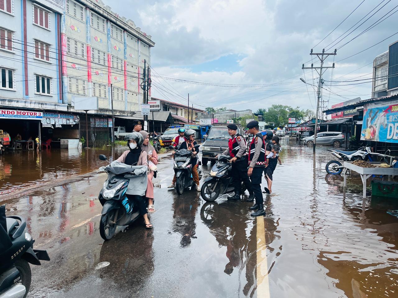 Lagi-Banjir-Polisi.jpg
