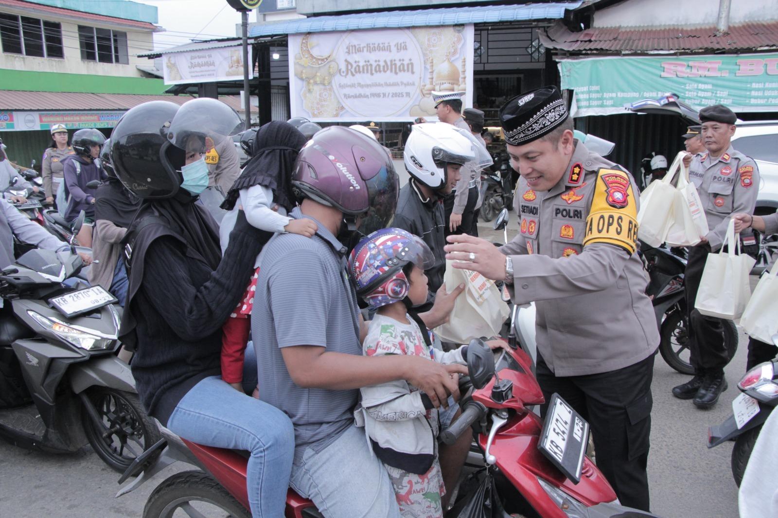 Wujud Kebersamaan di Bulan Ramadan, Kapolres Ketapang dan Jajaran Bagikan Takjil Gratis