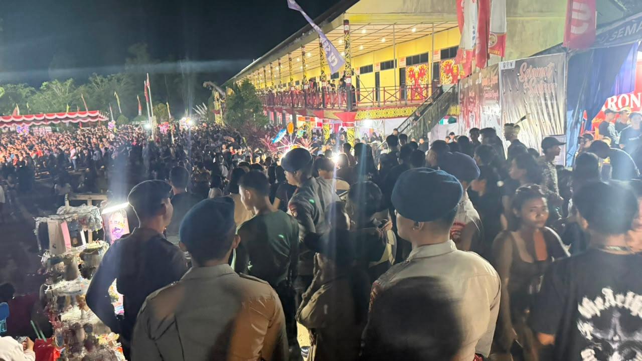 Brimob Kalbar Amankan Malam Penutupan Gawai Adat Dayak Nosu Minu Podi XXII Kabupaten Sanggau - Tribunpontianak.co.id