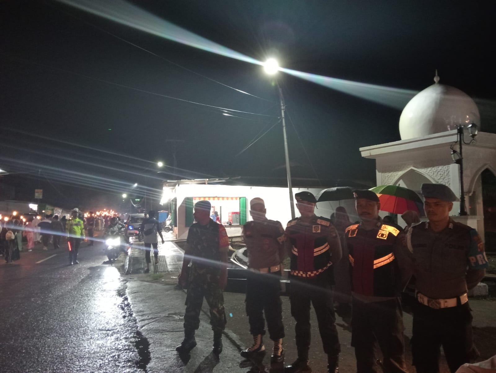 TNI-Polri Bersinergi Lakukan Pengamanan Pawai Obor di Sukadana Kayong Utara