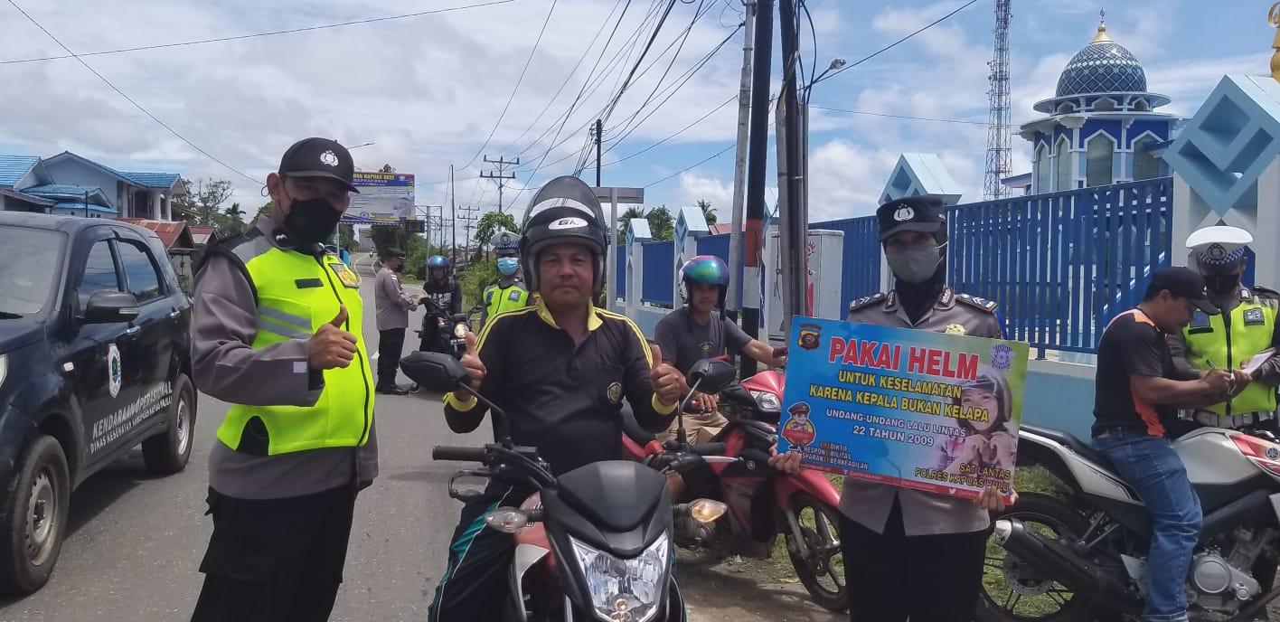 Ops Zebra Kapuas 2022 : Sat Lantas Polres Kapuas Hulu Berikan Edukasi dan Imbauan kepada Warga