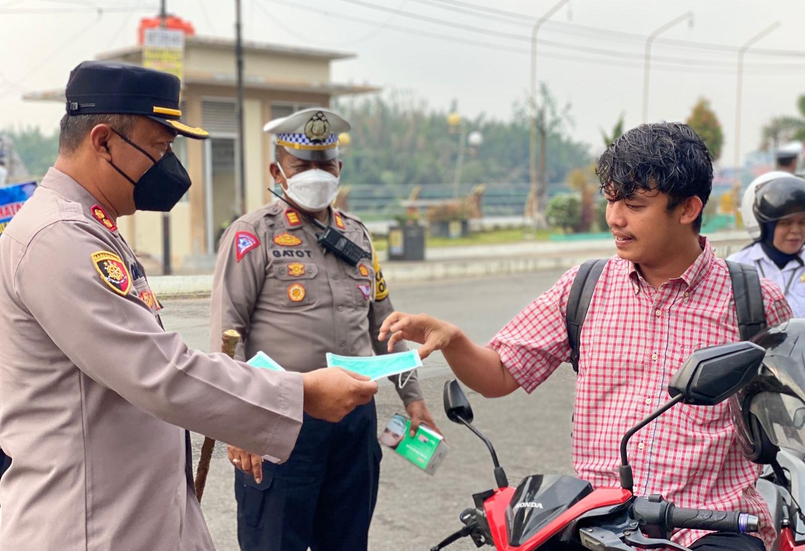 Cegah ISPA, Kapolres Mempawah Bagi-bagi Masker ke Pengguna Jalan