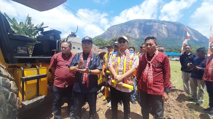 Bawa Oleh-oleh Lagi, Lasarus Launching Paket Peningkatan Jalan 'Klutap' di Kelam Permai Sintang