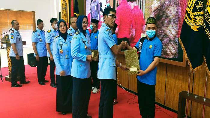 Lima Warga Binaan Rutan Sambas Terima Sertifikat Perseroan Perseorangan