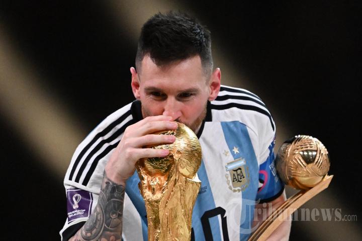 Lionel-Messi-mencium-Trofi-Piala-Dunia-FIFA.jpg