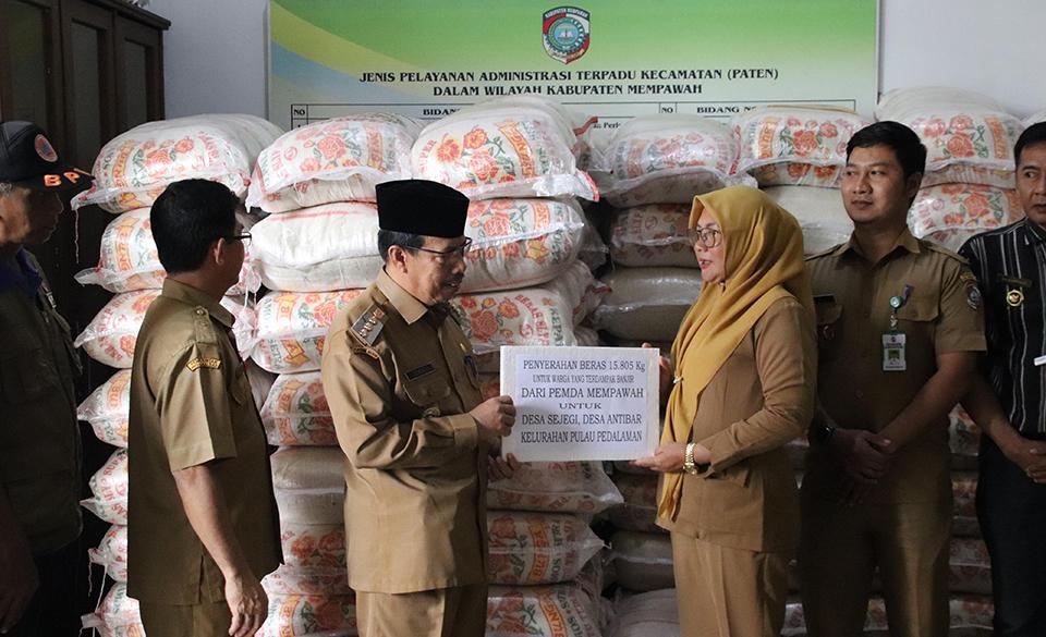 Pj Bupati Ismail Salurkan 15 Ton Beras untuk Warga Terdampak Banjir di Mempawah Timur