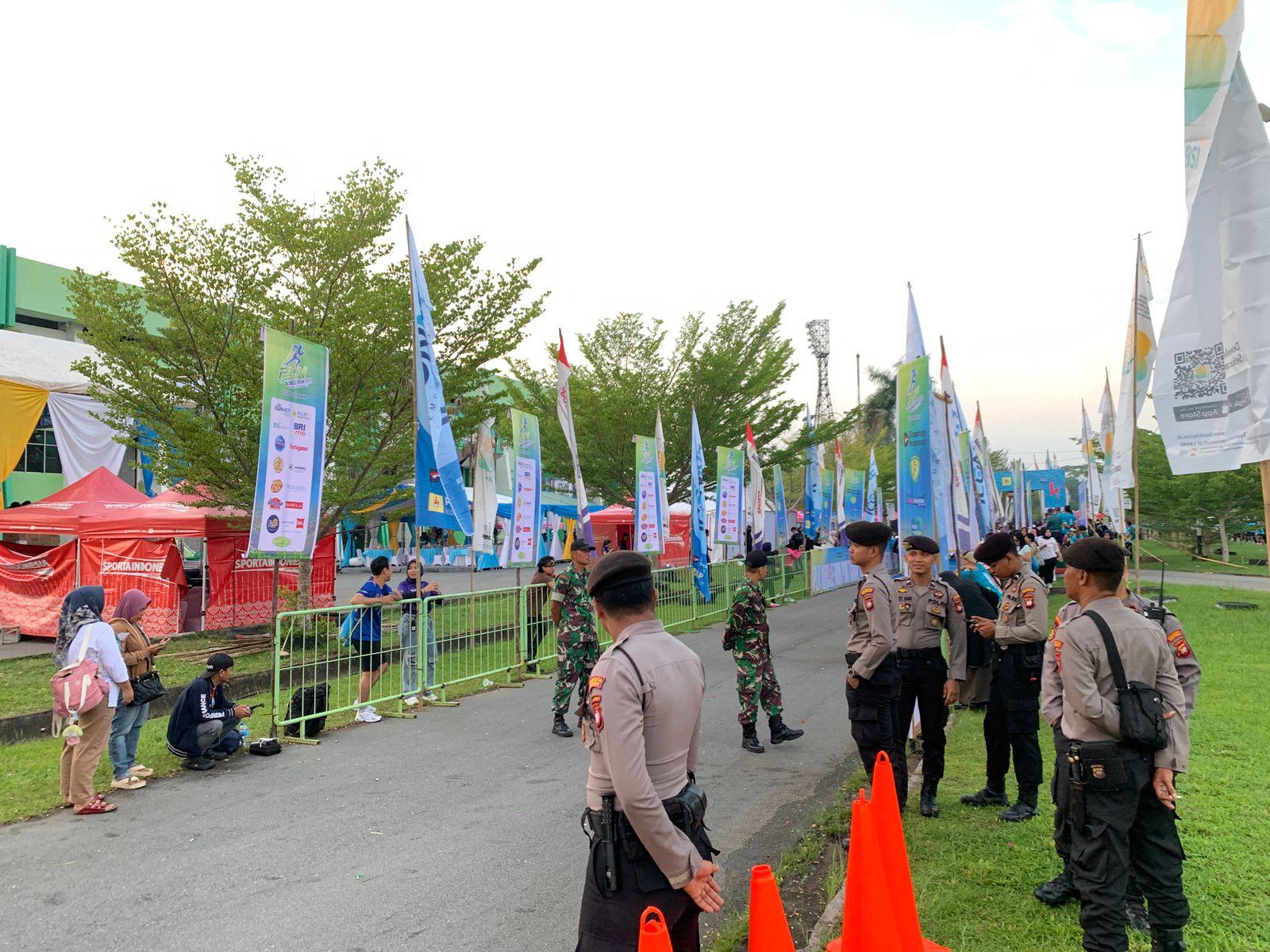 Personel Polresta Pontianak Amankan Jalannya PLN Mobile Run 2025