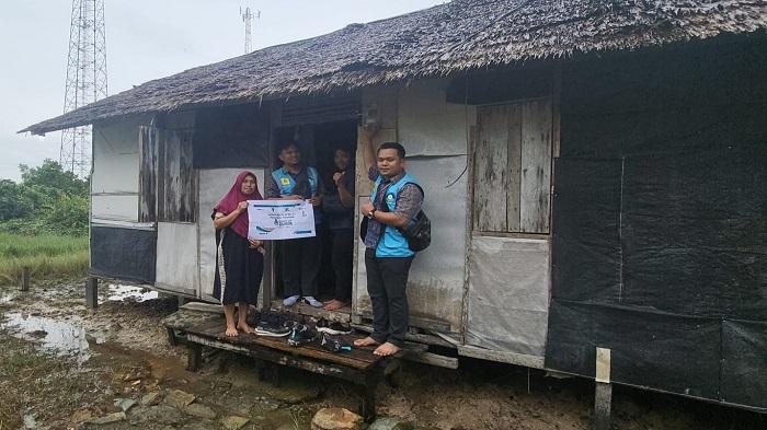 Manager-PT-PLN-ULP-Mempawah-Jackson-Silitonga-usai-menghadiri-pemasangan-listrik.jpg