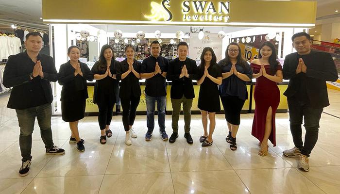 Manajemen-Swan-Jewellery-foto-bersama-di-Lobi-Utama-Atrium-Transmart-Pontianak.jpg