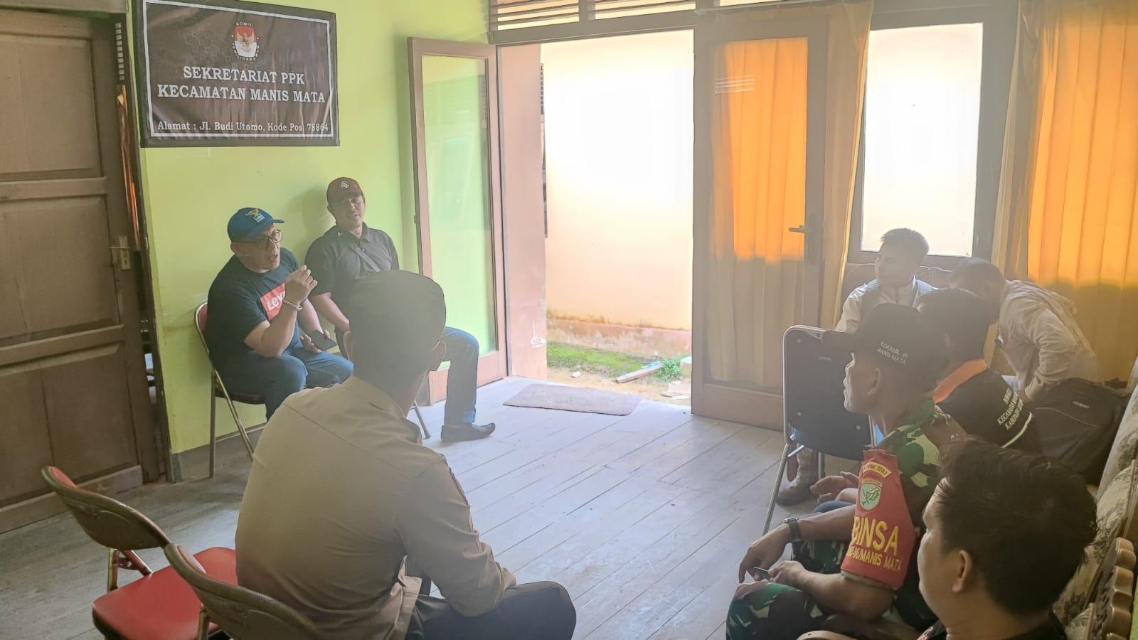 Sambangi Kantor Camat, Ini Yang Dilakukan Kanit Binmas Polsek Manis Mata