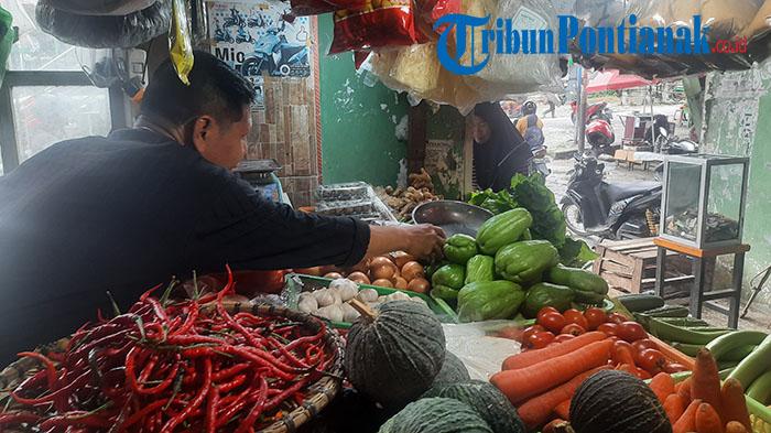 Marjan-pedagang-sayur-di-pasar-junjung-buih-m23rswdf.jpg