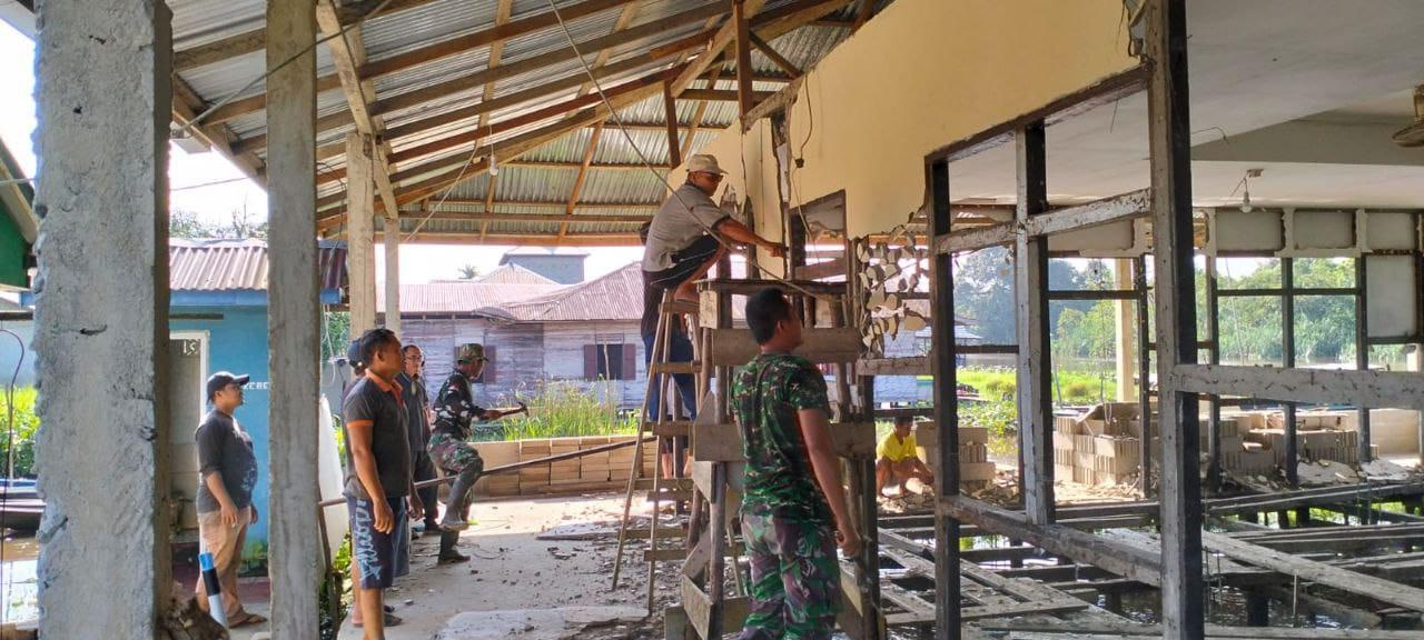 Bareng TNI, Warga Gotong Royong Rehab Musholla Ar Rahman Desa Mekar Jaya Sambas Jadi Masjid