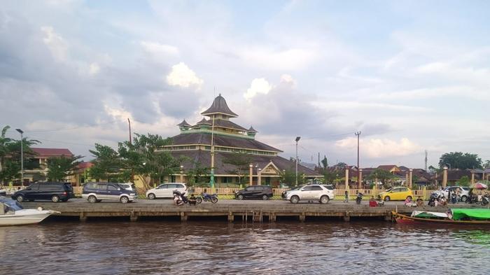 Masjid-Jami-atau-dikenal-dengan-nama-Masjid-Jami-Sultan-Abdurrahman.jpg